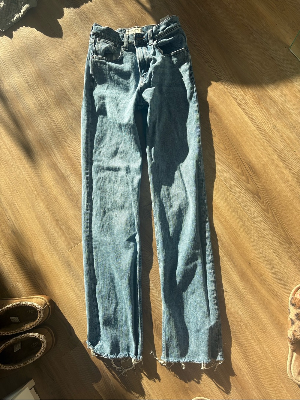 Abercrombie high rise 90 relaxed straight jeans - Medium blue frayed bottoms
